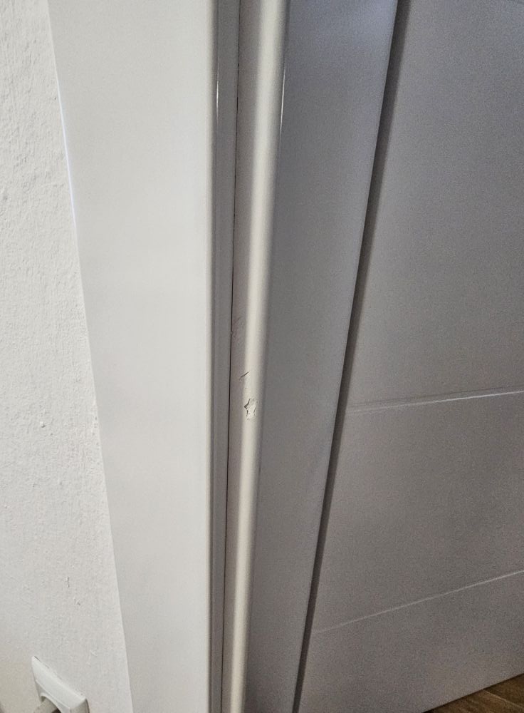 Prozor i vrata s oštećenjima