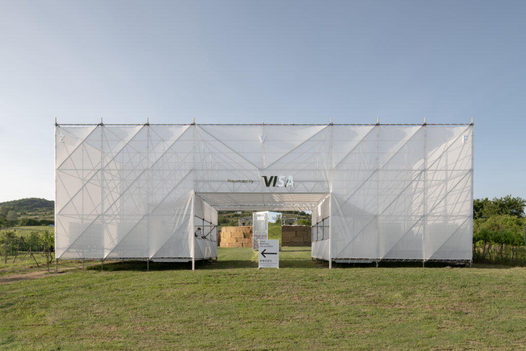 Kako bez agresivnih intervencija projektirati festival usred pitomog vinograda