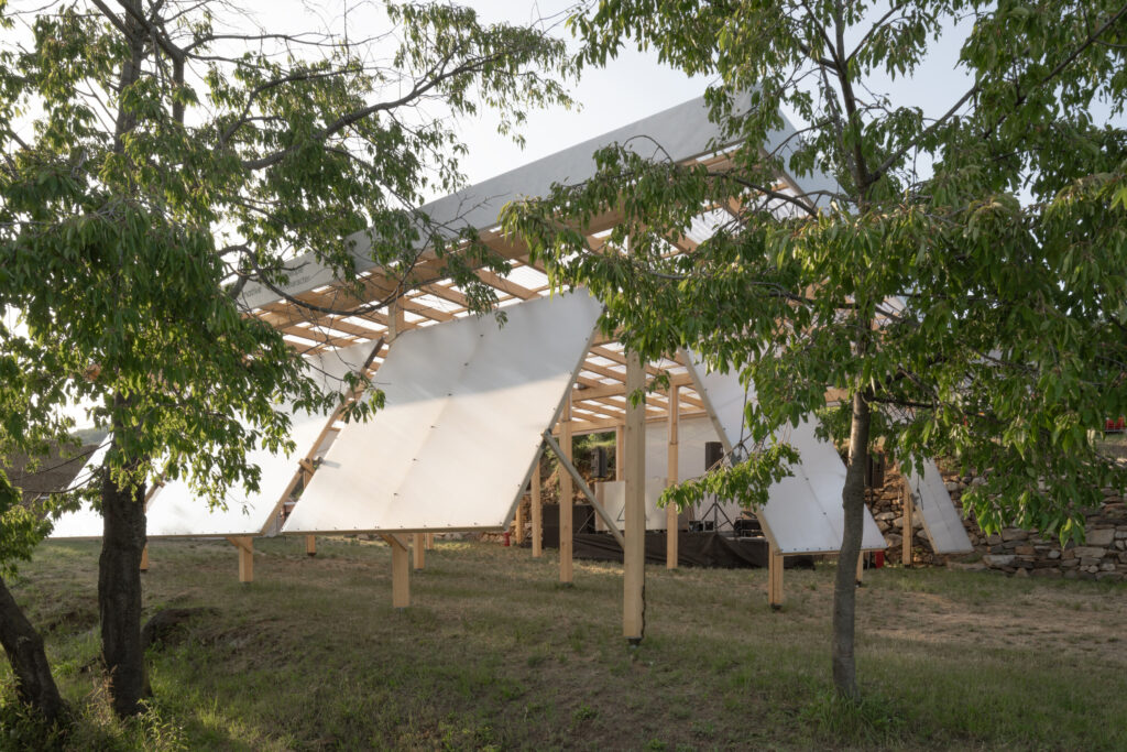 Kako bez agresivnih intervencija projektirati festival usred pitomog vinograda