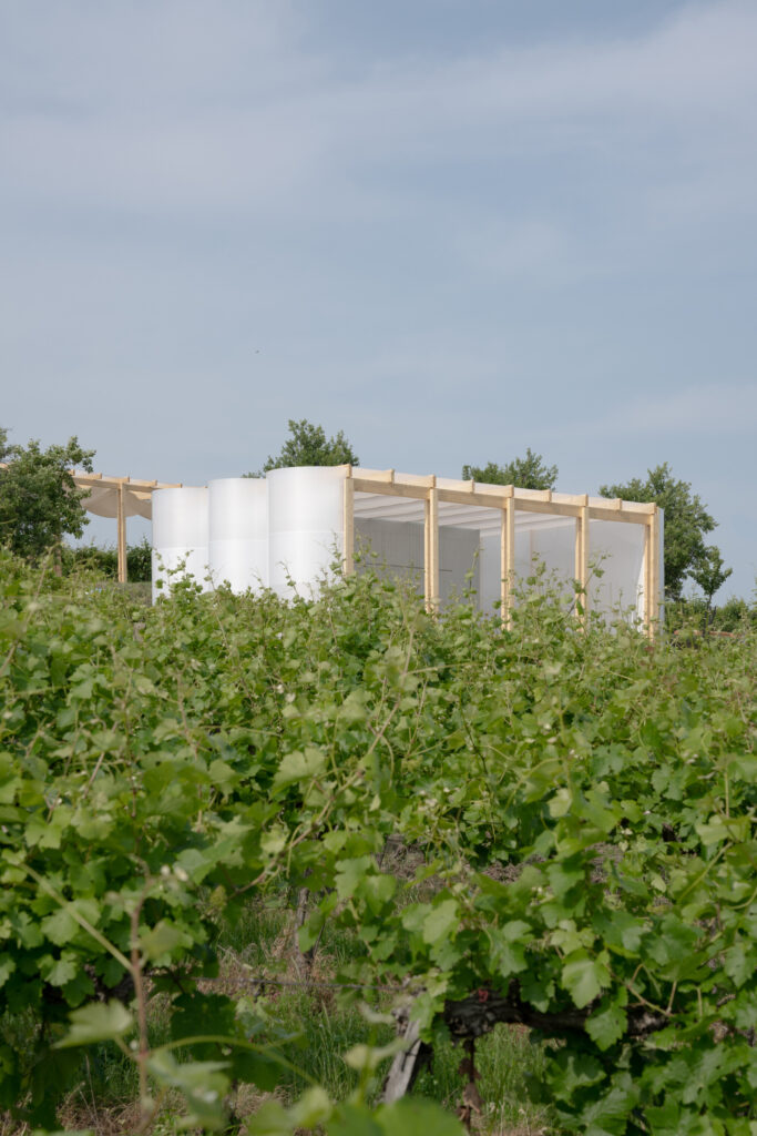 Kako bez agresivnih intervencija projektirati festival usred pitomog vinograda