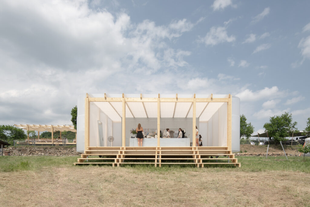 Kako bez agresivnih intervencija projektirati festival usred pitomog vinograda