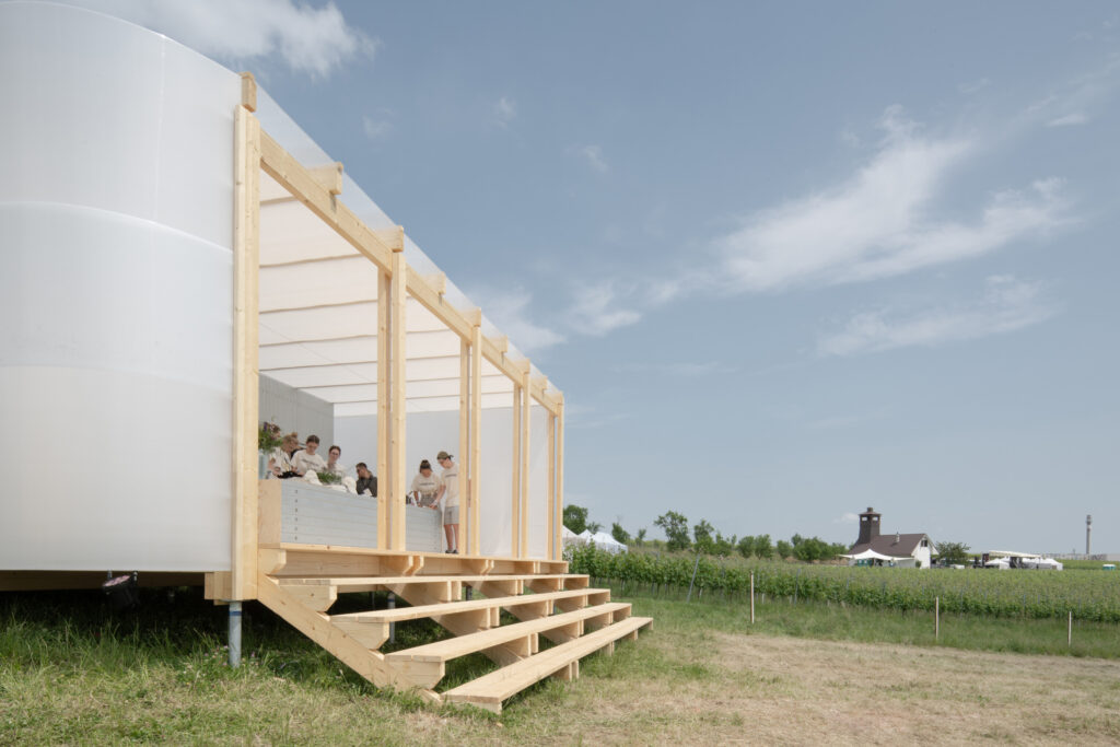 Kako bez agresivnih intervencija projektirati festival usred pitomog vinograda