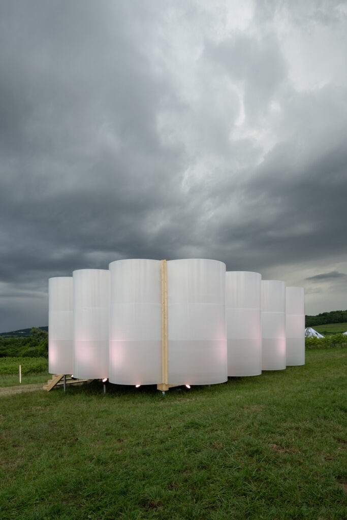 Kako bez agresivnih intervencija projektirati festival usred pitomog vinograda