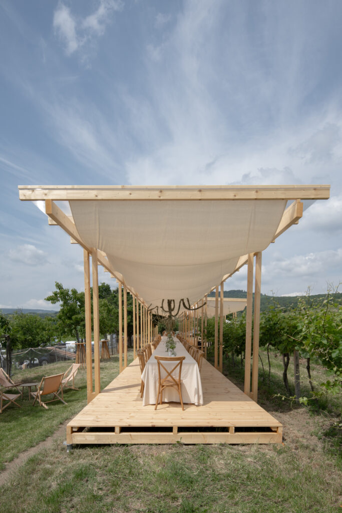 Kako bez agresivnih intervencija projektirati festival usred pitomog vinograda