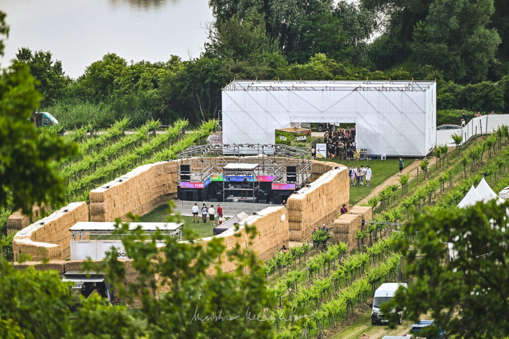 Kako bez agresivnih intervencija projektirati festival usred pitomog vinograda