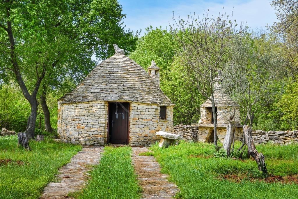 Otok, selo, stara škola, kažun… Ovo su neočekivane nekretnine koje se prodaju u Hrvatskoj