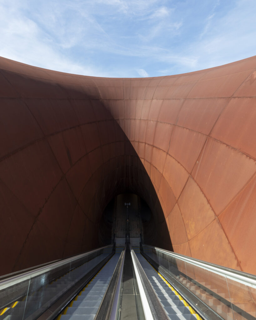 Ovo je podzemna stanica, otvorena danas u Napulju. Anish Kapoor stvorio je 'skulpturu u koju ulazite'
