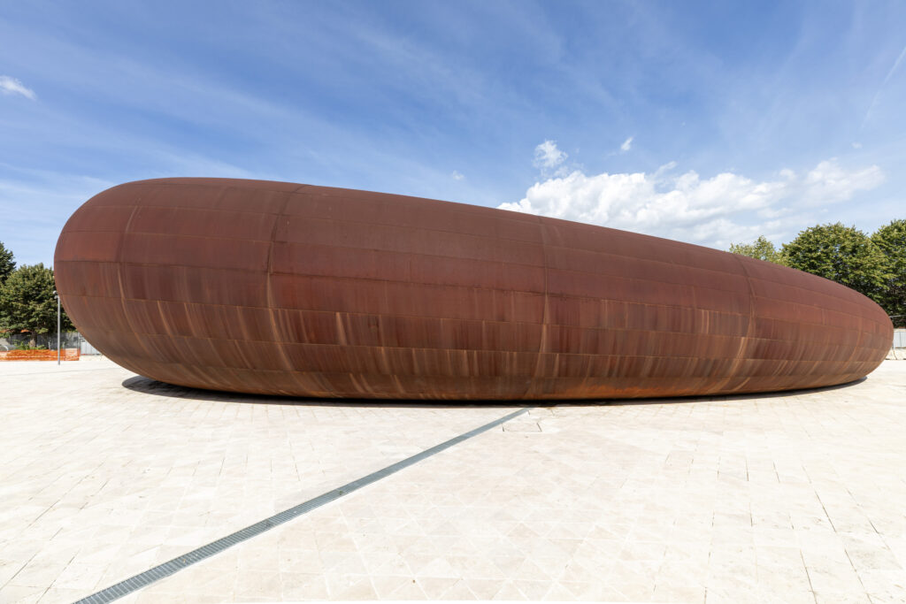 Ovo je podzemna stanica, otvorena danas u Napulju. Anish Kapoor stvorio je 'skulpturu u koju ulazite'