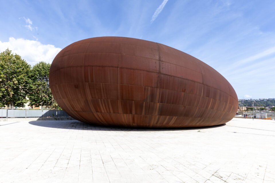 Ovo je podzemna stanica, otvorena danas u Napulju. Anish Kapoor stvorio je 'skulpturu u koju ulazite'