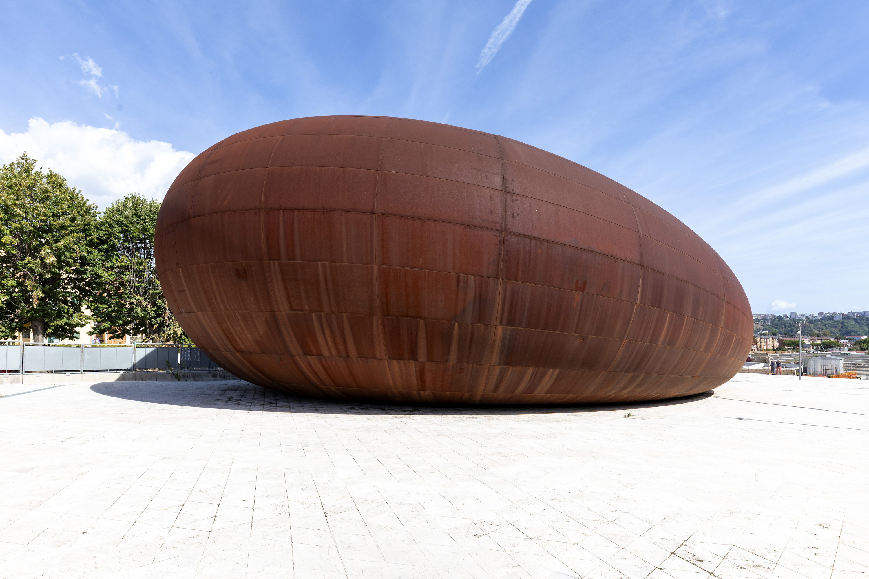 Ovo je podzemna stanica, otvorena danas u Napulju. Anish Kapoor stvorio je 'skulpturu u koju ulazite'