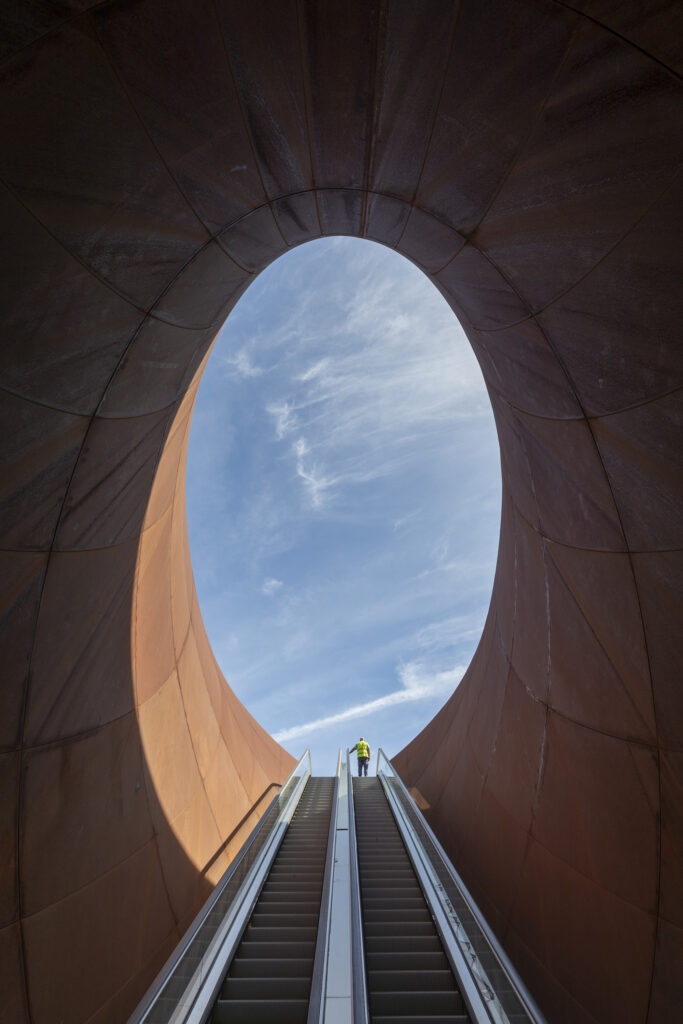 Ovo je podzemna stanica, otvorena danas u Napulju. Anish Kapoor stvorio je 'skulpturu u koju ulazite'