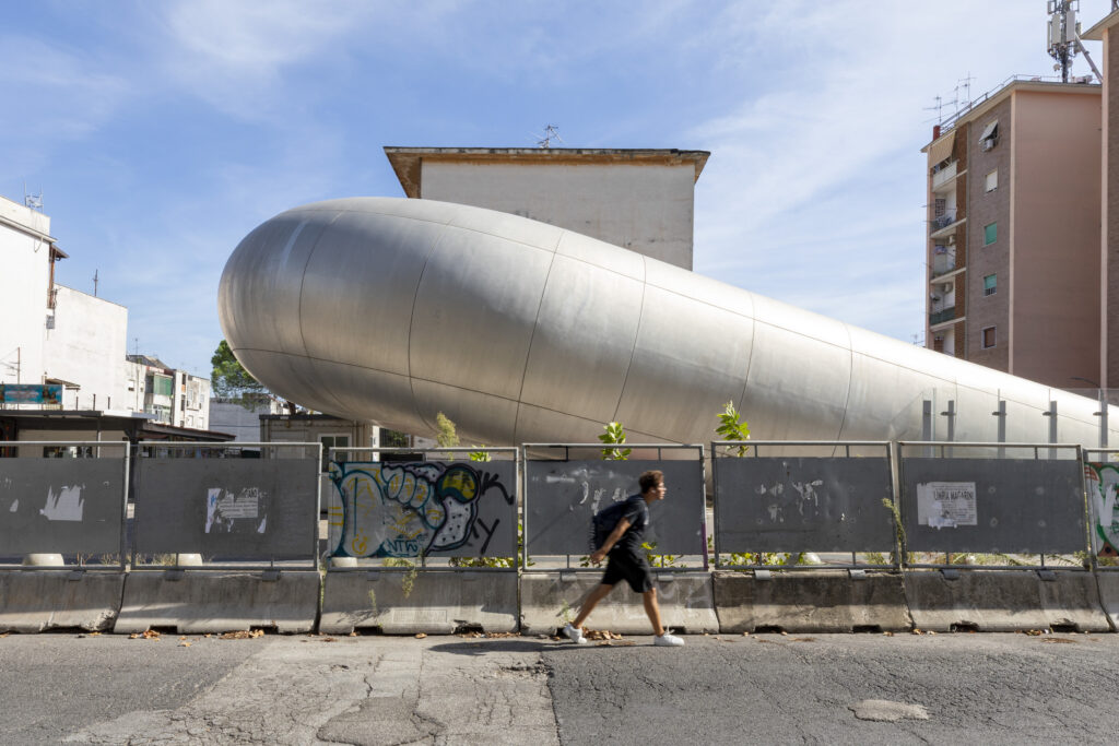 Ovo je podzemna stanica, otvorena danas u Napulju. Anish Kapoor stvorio je 'skulpturu u koju ulazite'