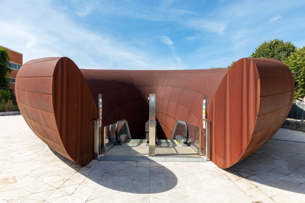 Ovo je podzemna stanica, otvorena danas u Napulju. Anish Kapoor stvorio je 'skulpturu u koju ulazite'